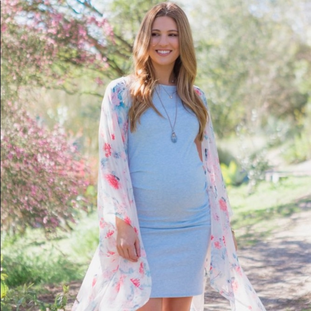Short sleeve fitted maternity sleeve